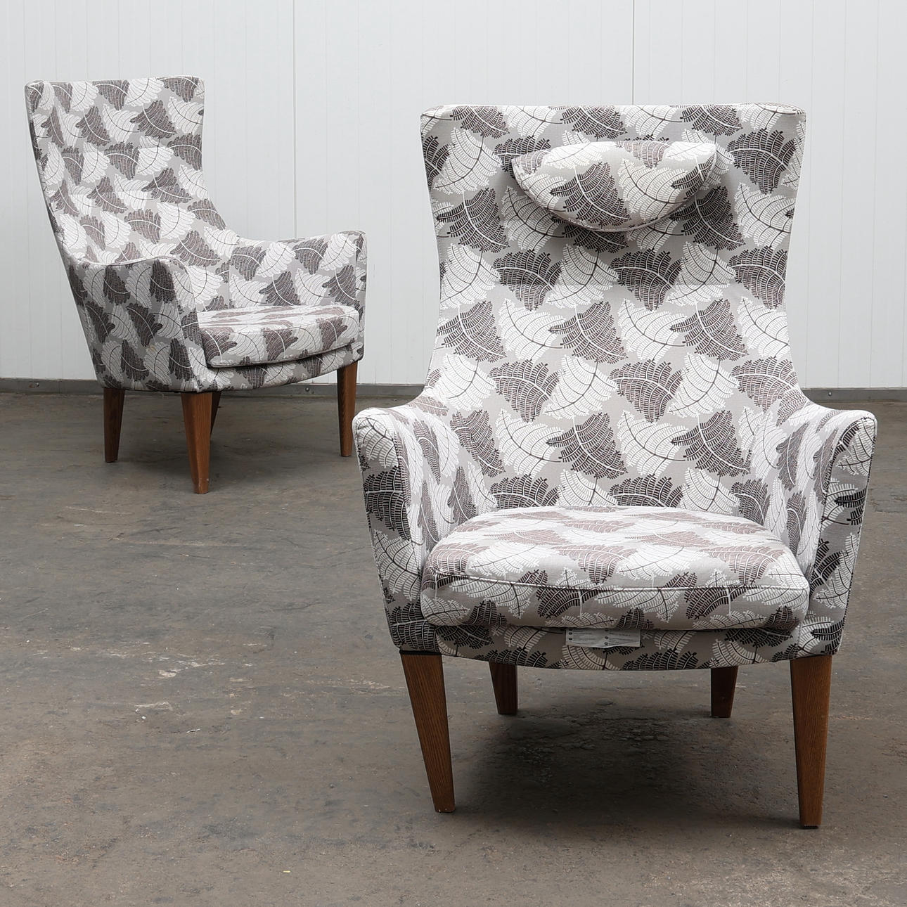 Ein Paar IKEA-Sessel. „Stockholm“.