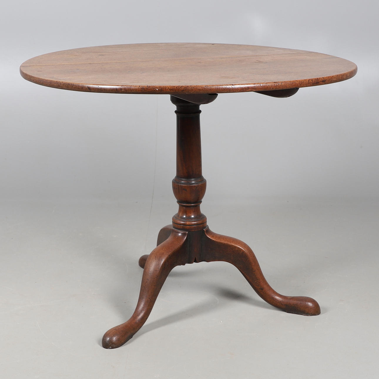 UNA MESA TRÍPODE DE CAOBA GEORGE III.