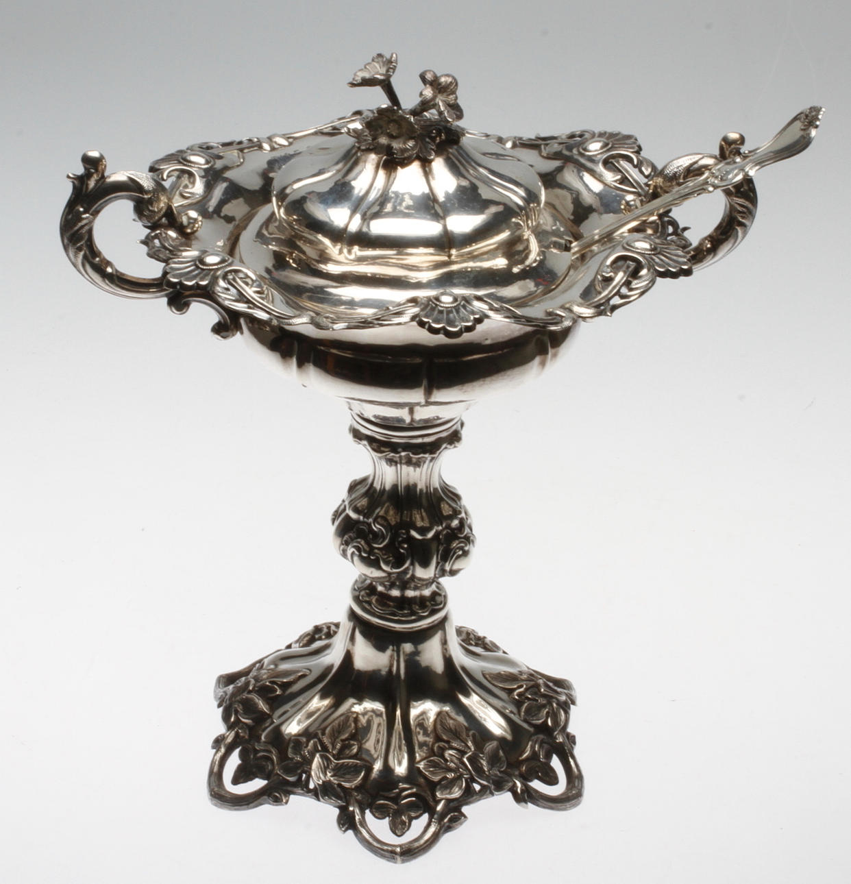 SOCKERSKÅL PÅ FOT samt STRÖSOCKERSKED, Frans Holm, 1872, Vadstena, vikt ca 838 gram.