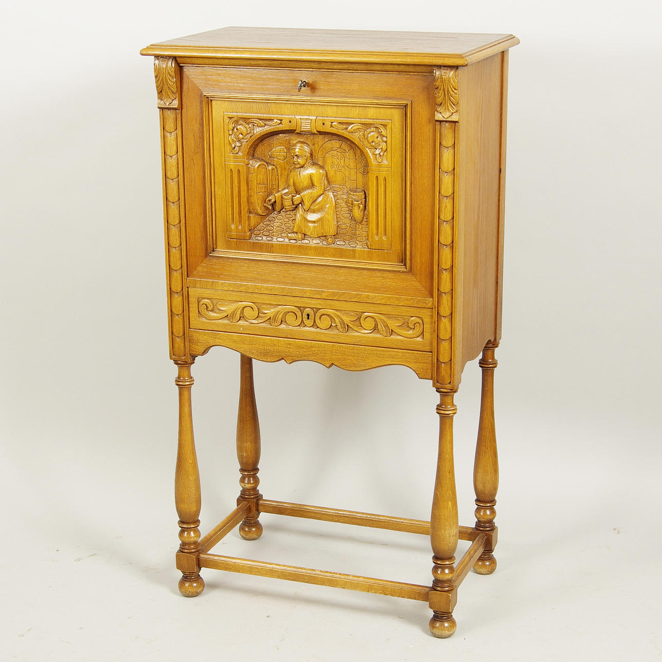 BARSKÅP, ek, rikt skulpterad.