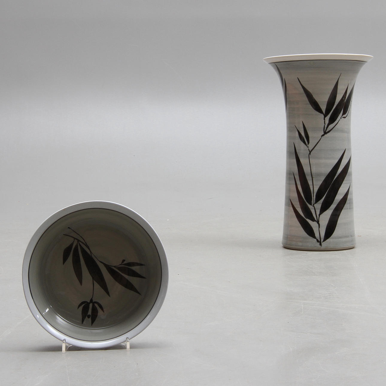 GOLVVAS samt SKÅLFAT, keramik, Gösta Millberg, Rörstrand, 1900-tal.