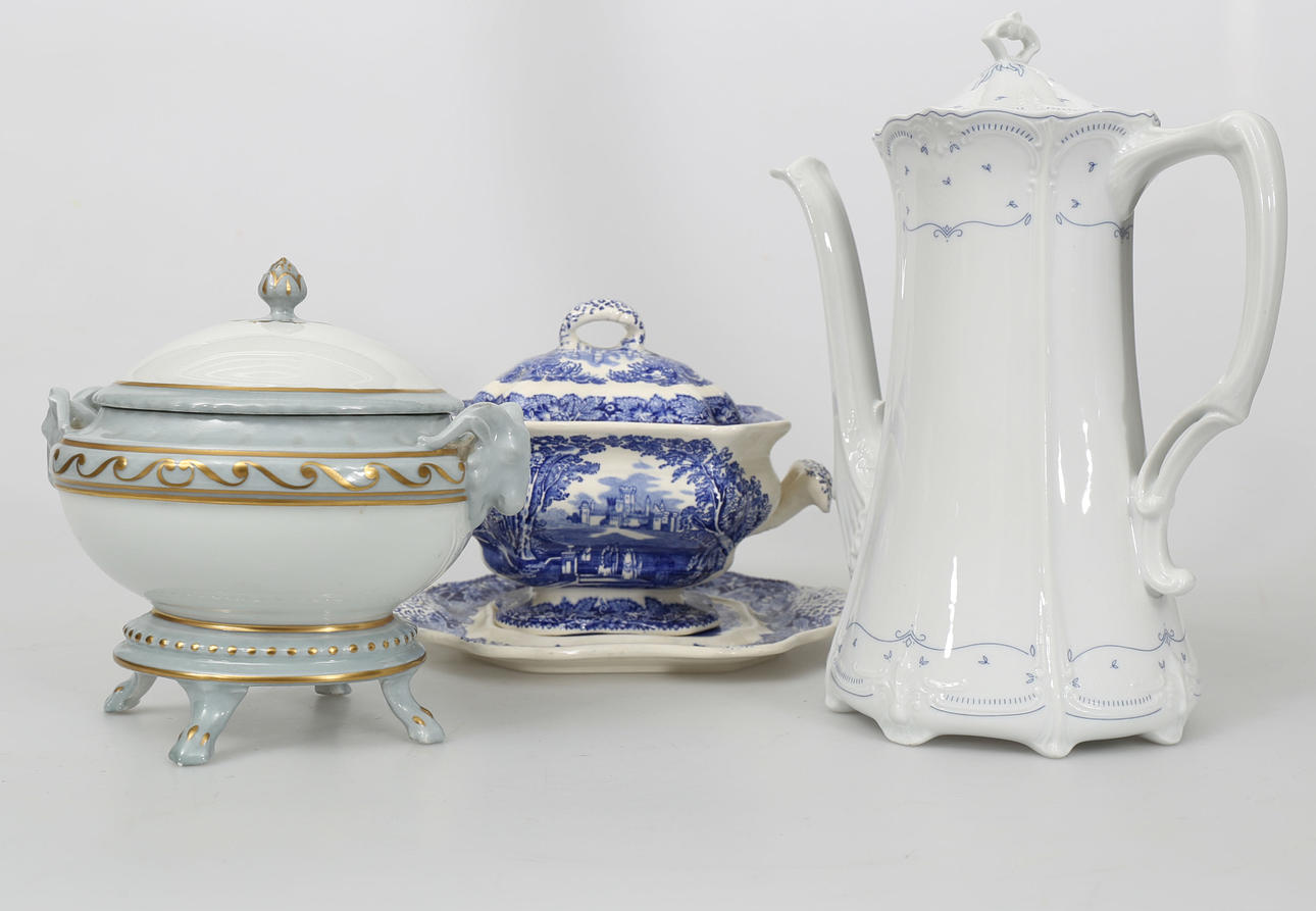 TERRINER OCH KAFFEKANNA, porslin, 3 delar, bland annat England, 1900-tal.