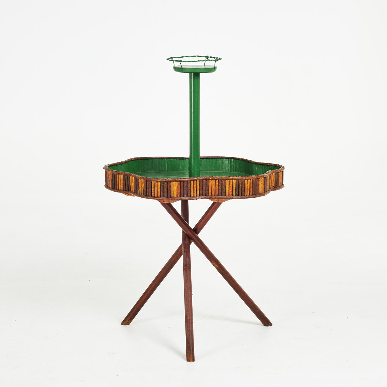 BLOMBORD, bambu, delvis målad, 1900-talets första hälft.