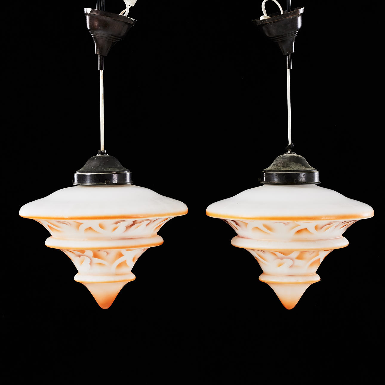 Ein Paar Art-Deco-Deckenleuchten, 1930er.