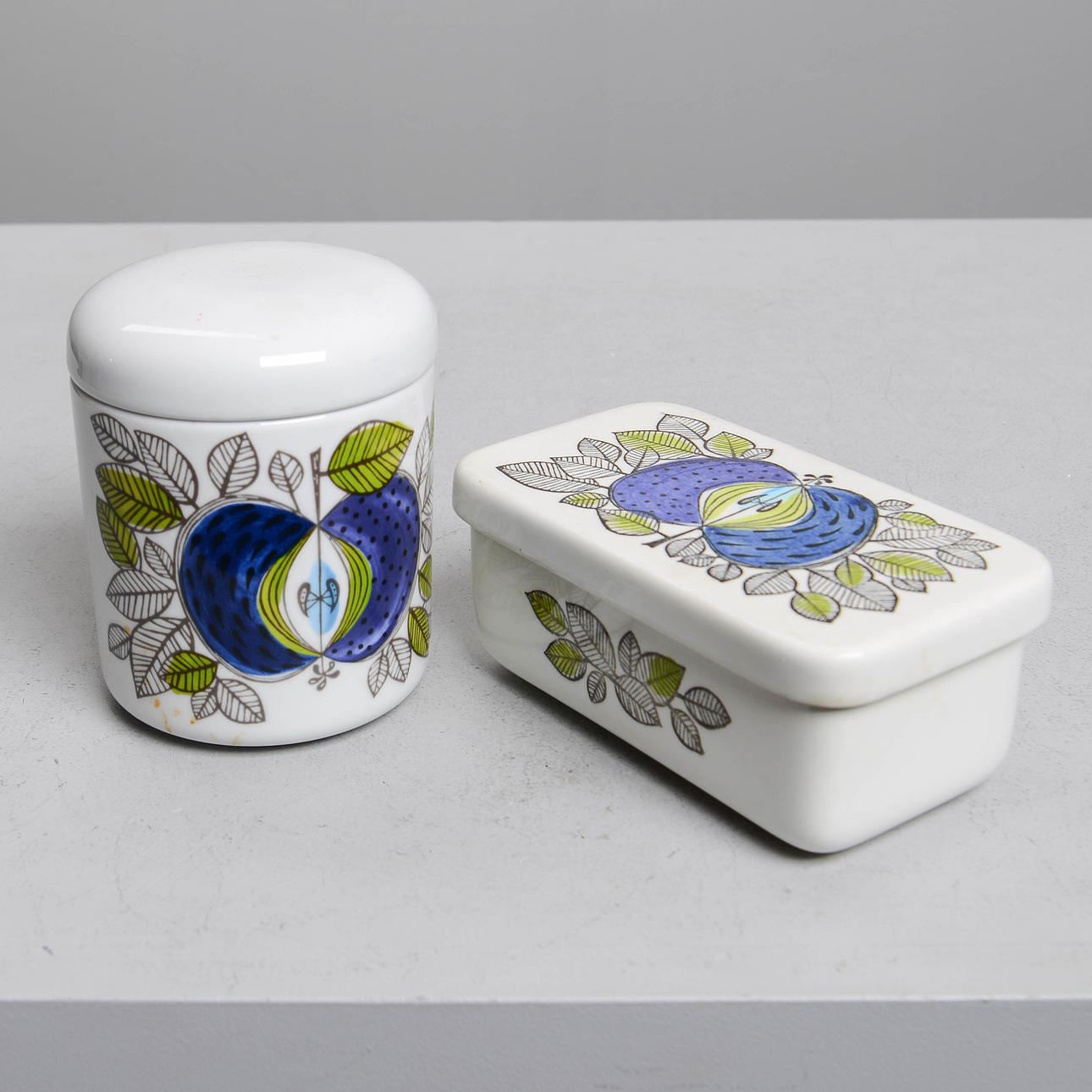 SIGRID RICHTER. Smörask samt lockburk, Rörstrand.