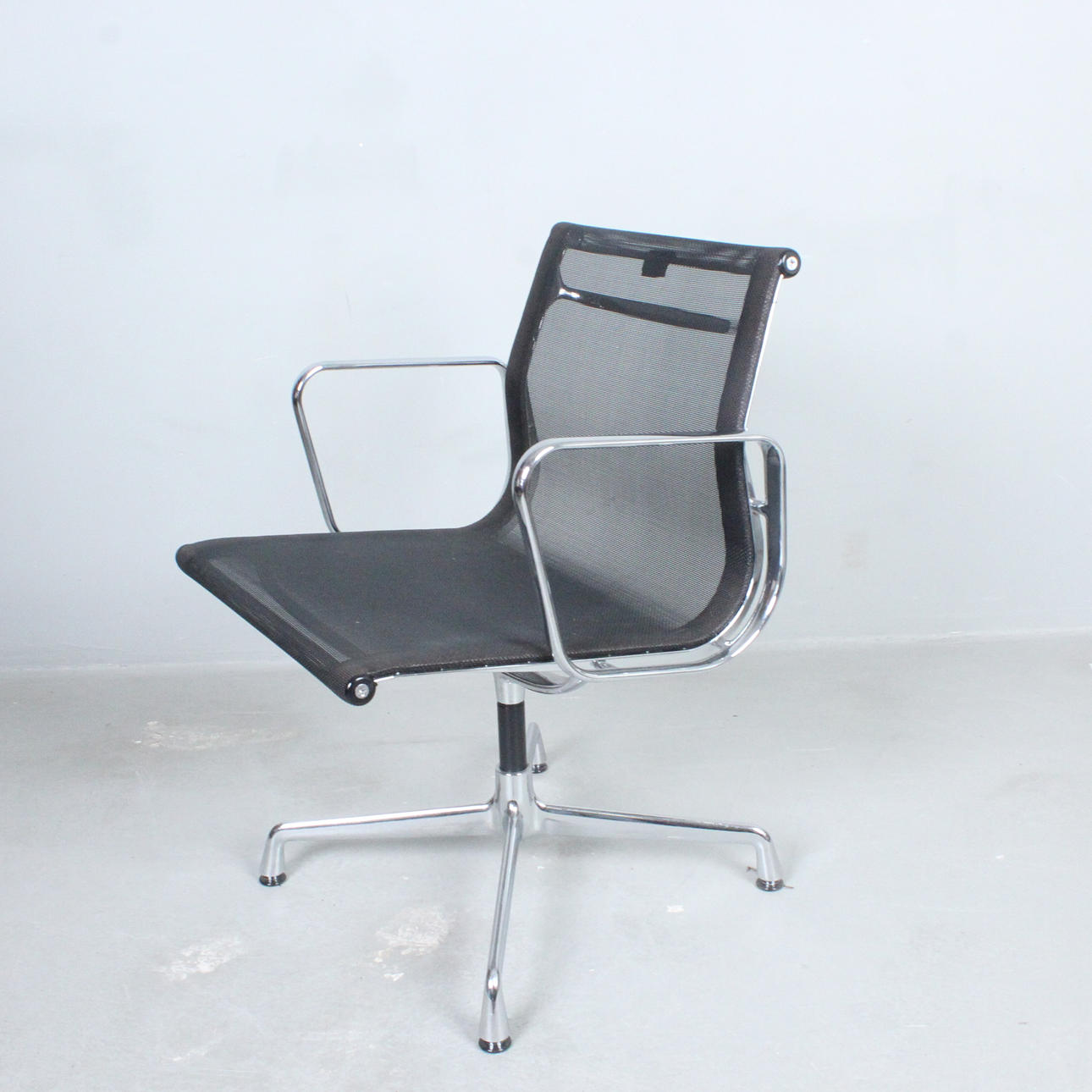CHARLES EAMES. CHARLES EAMES. Ray Eames. Vitra. Kontorsstol/Alu Stol, modell 'EA108', aluminium, mesh.