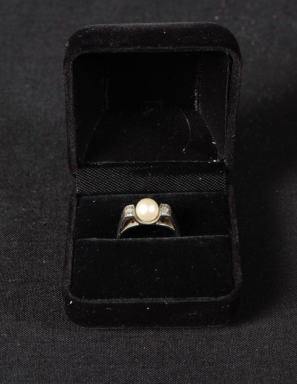 RING, 18 K vittguld, med odlad pärla, 4 st diamanter.