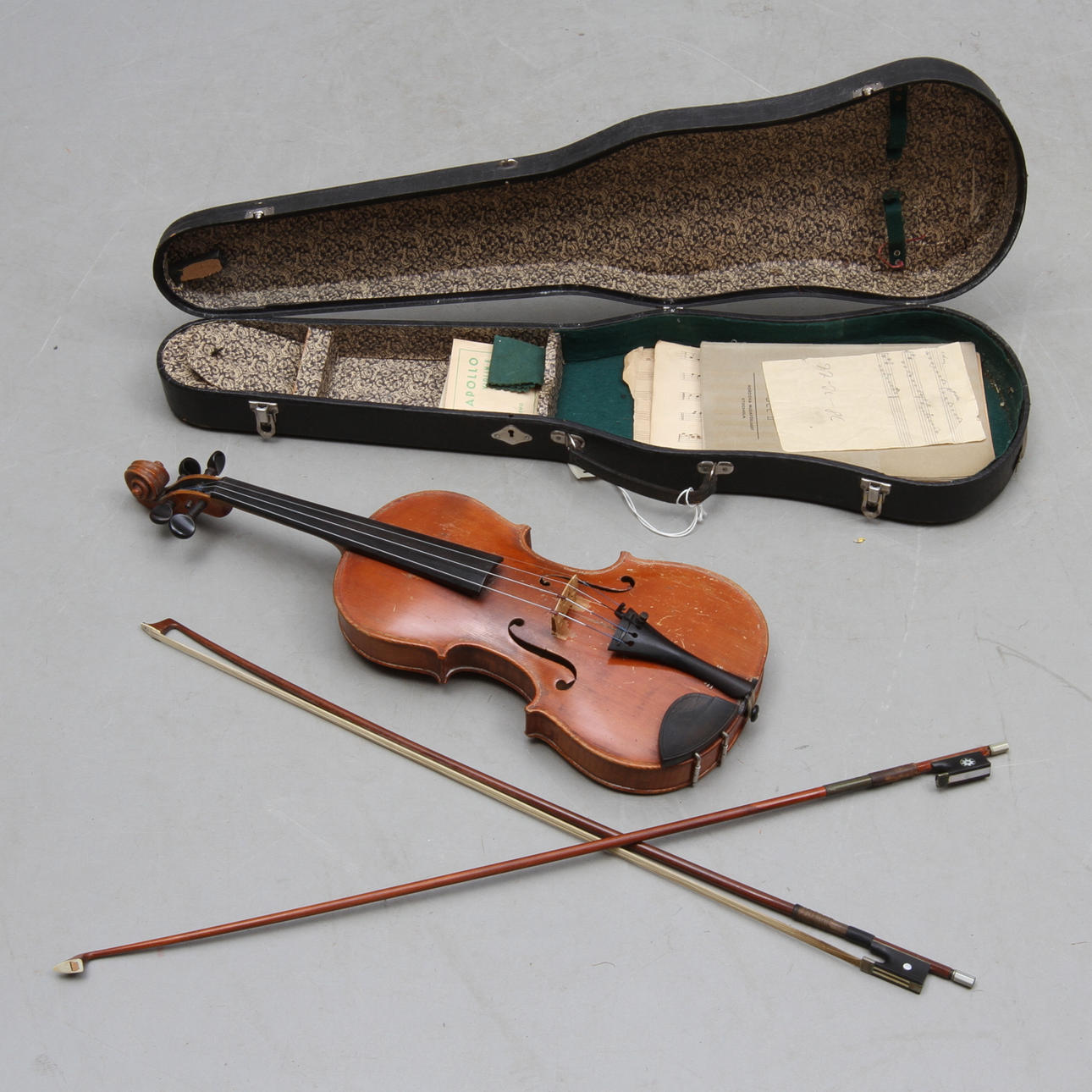 FIOL med STRÅKAR, 2 st, kopia efter Stradivarius, 1900-talets första hälft.