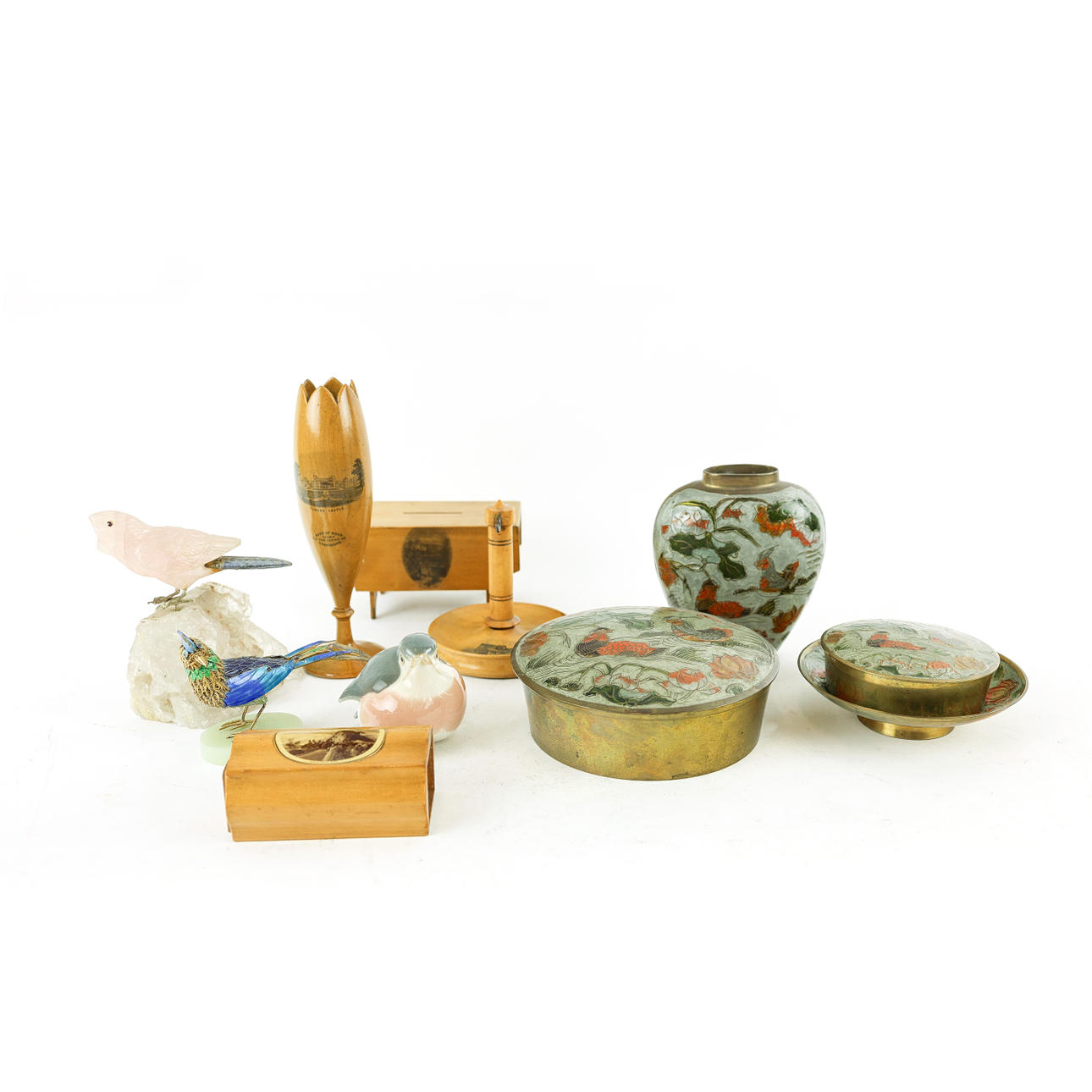 EN SAMLING OLIKA FÖREMÅL.