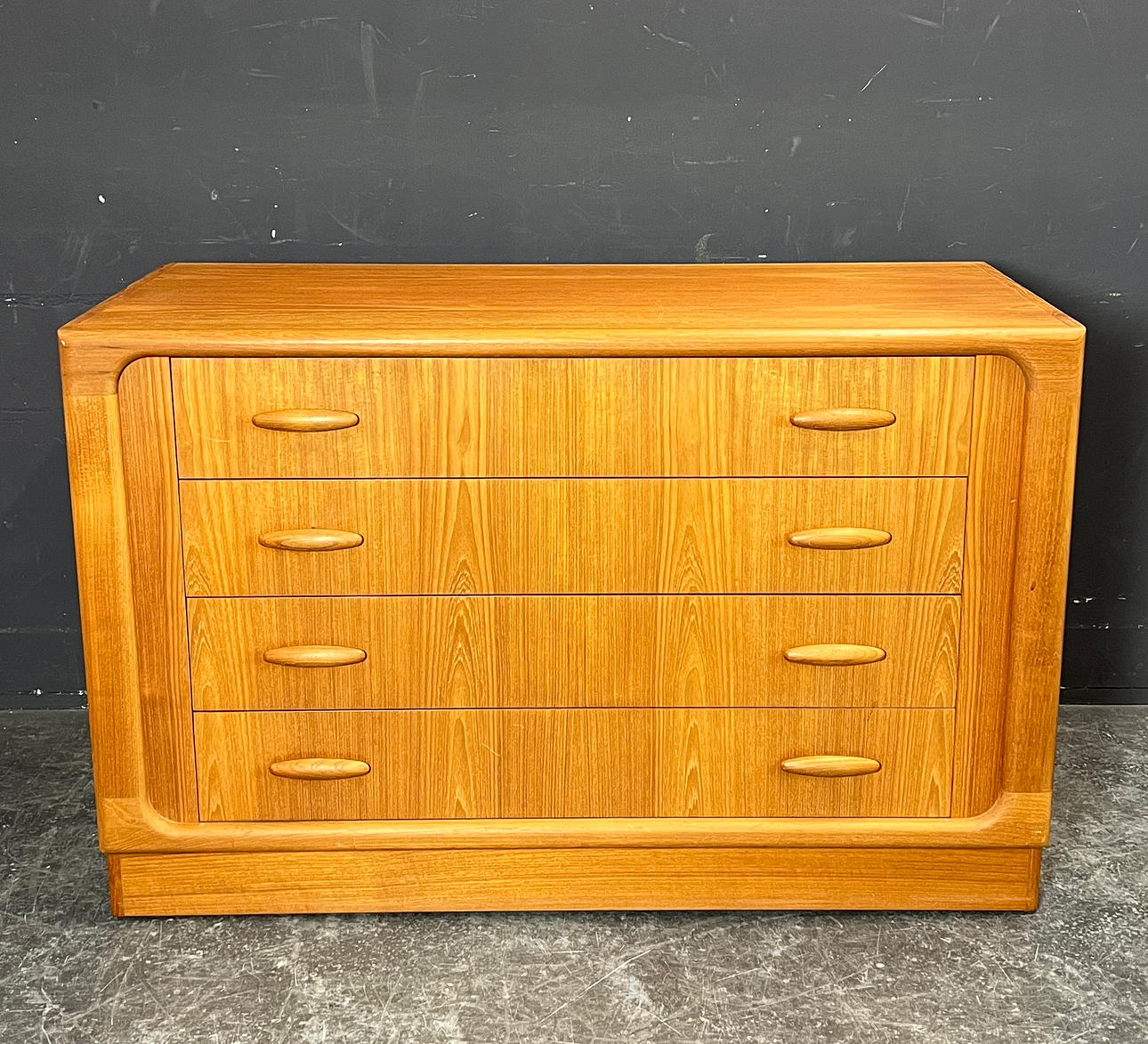 DYRLUND SIDEBOARD - KOMMODE.