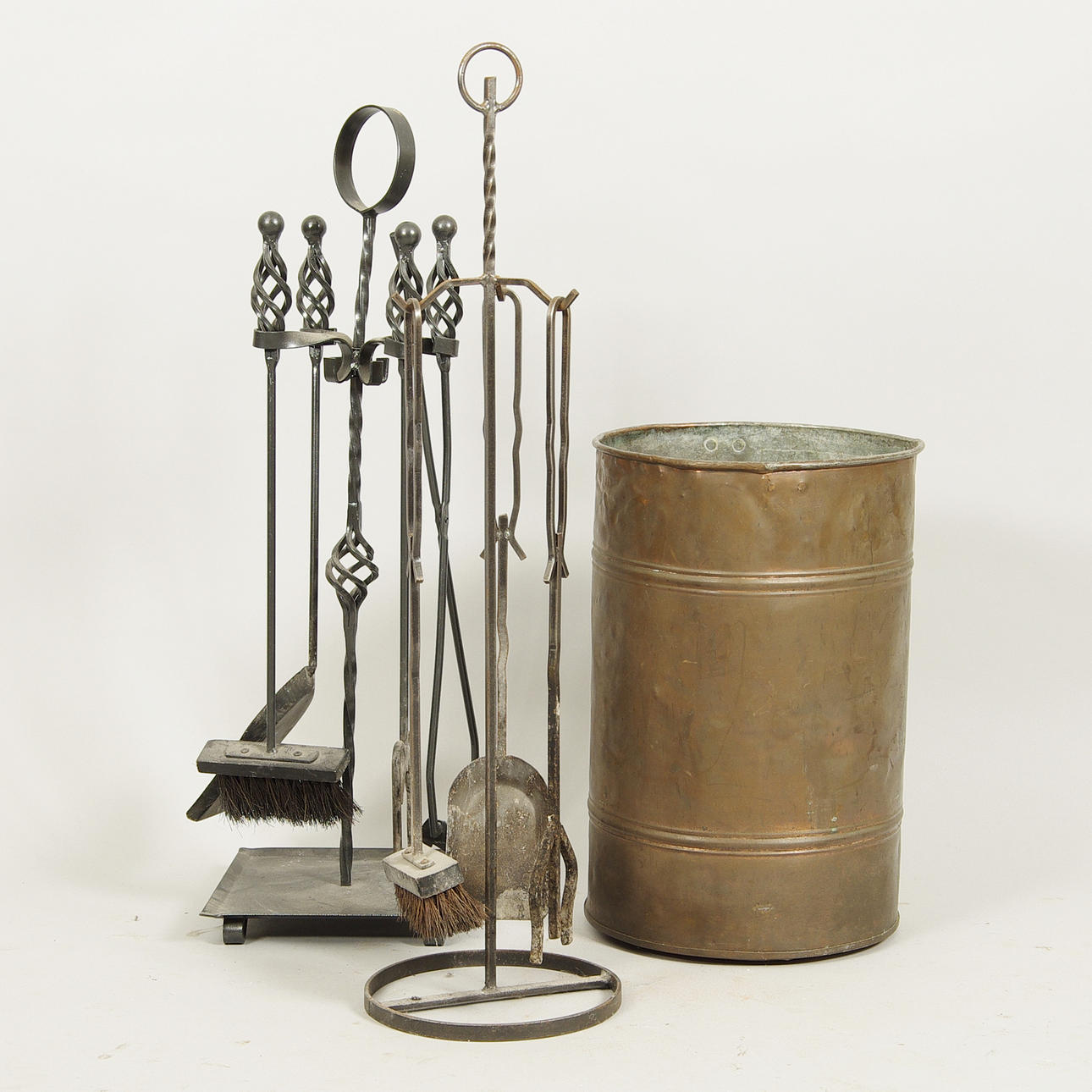 BRASSTÄLL SAMT VEDKORG, 3 delar, smide/koppar.