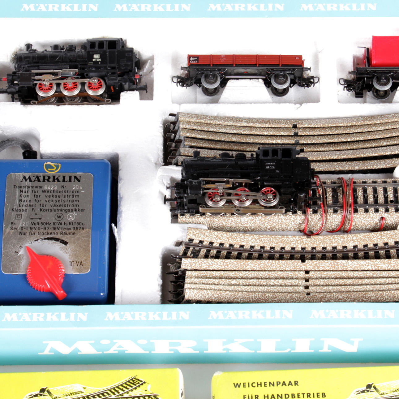 MÄRKLIN, 44 delar, Startsats 2966 samt extra skenor, lok och vagnar.