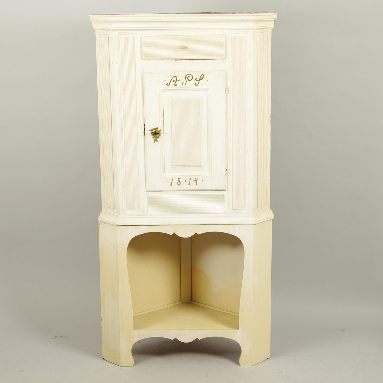 HÖRNSKÅP, vitmålat, daterat 1814.