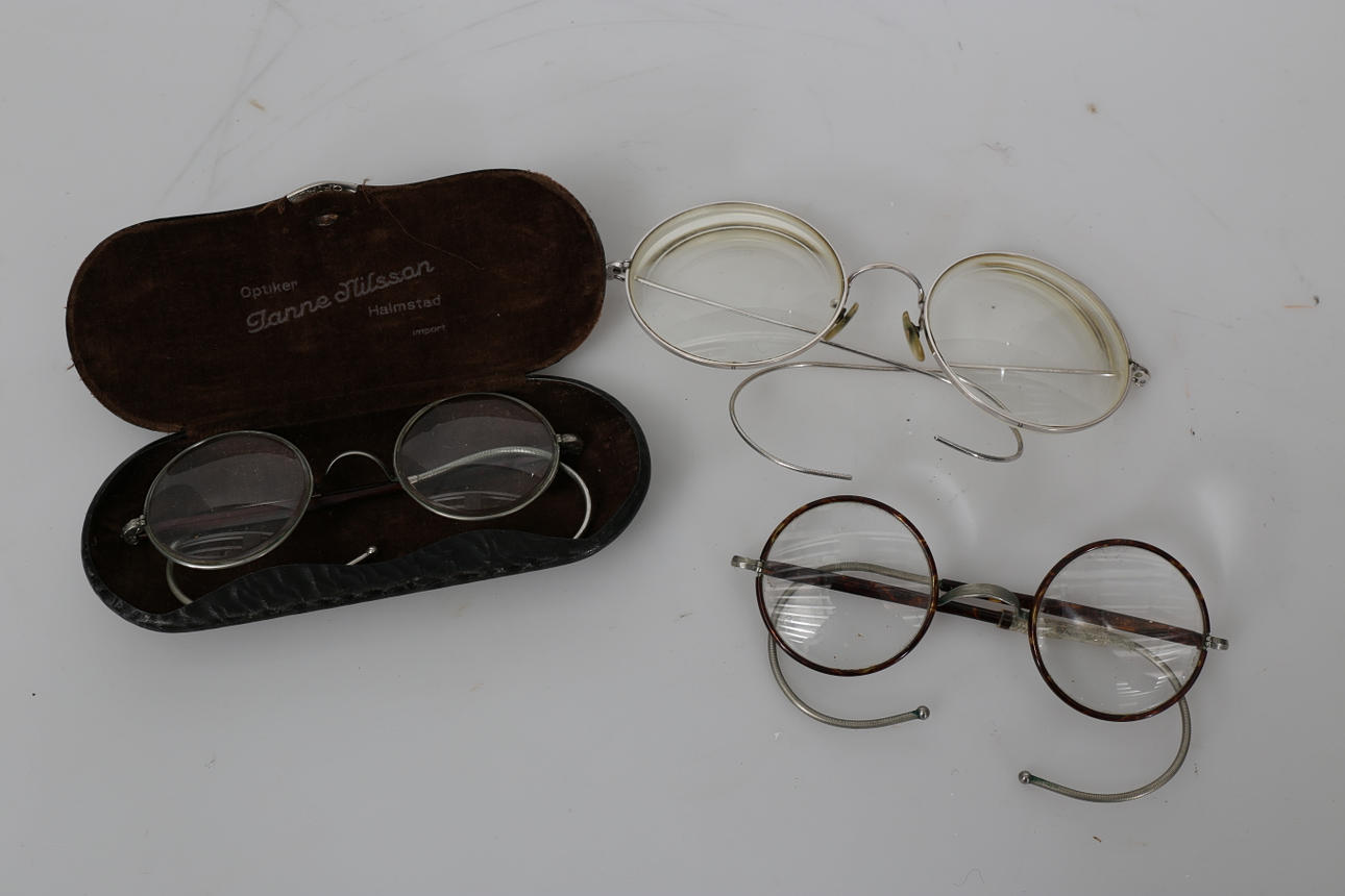 GLASÖGON, 3 stycken, 1900-talets första hälft.