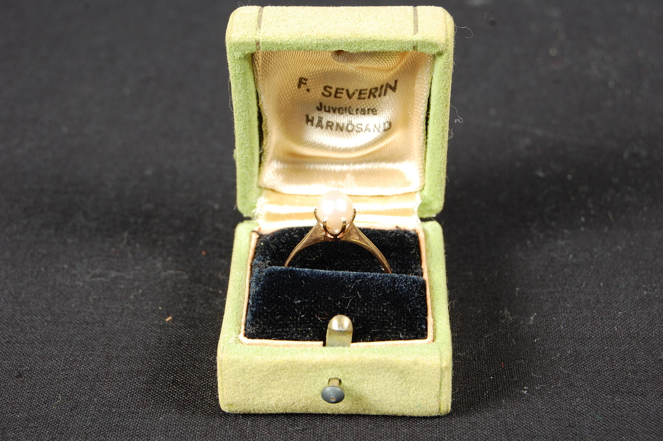RING, 18 K guld, med odlad pärla.