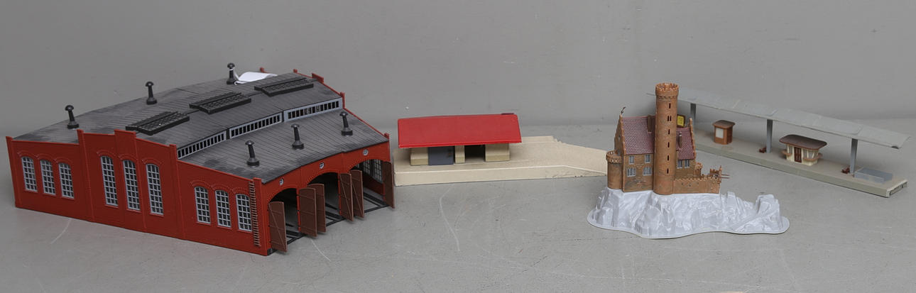 TÅGMODELLER, 4 st, plast och plåt, bland annat Kibri, Tyskland.