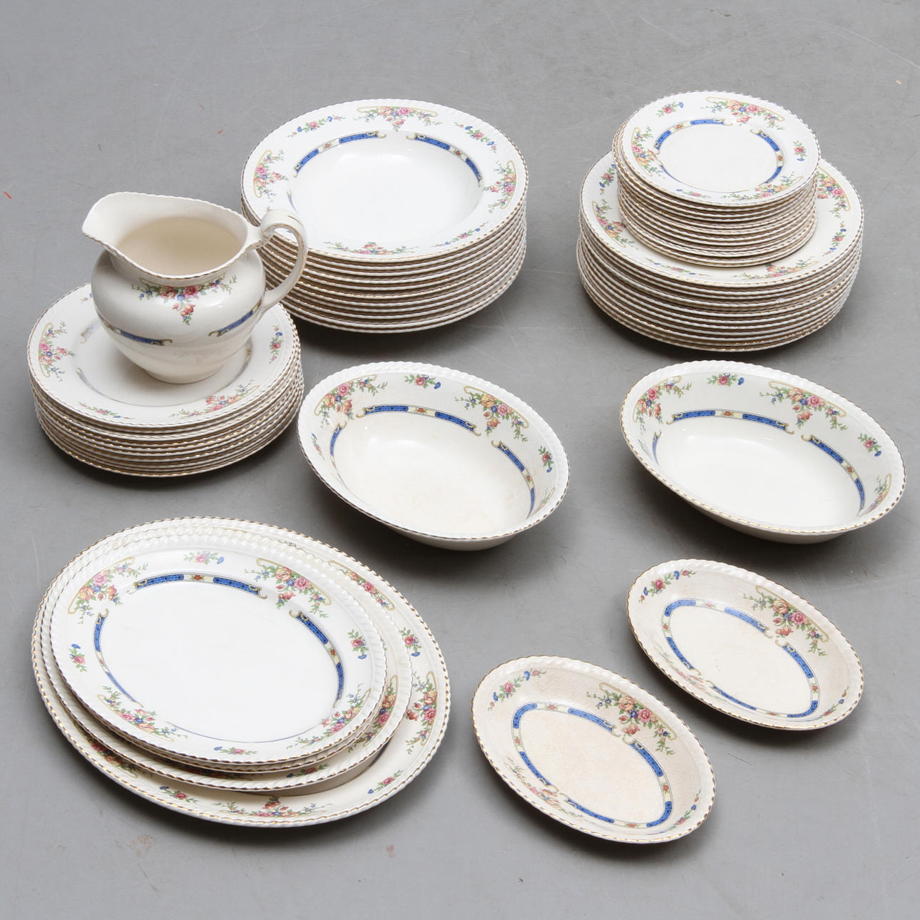 MATSERVIS, porslin, 53 delar, "Old English", Johnson Bros.