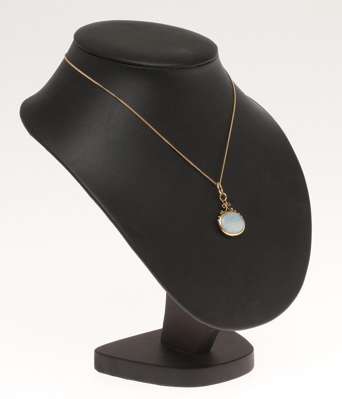 HÄNGE samt kedja, 18k guld med dubbelsidig cabochonslipad opal, Gustaf Möllenborg, Stockholm 1902. Total vikt 5,7 gram.