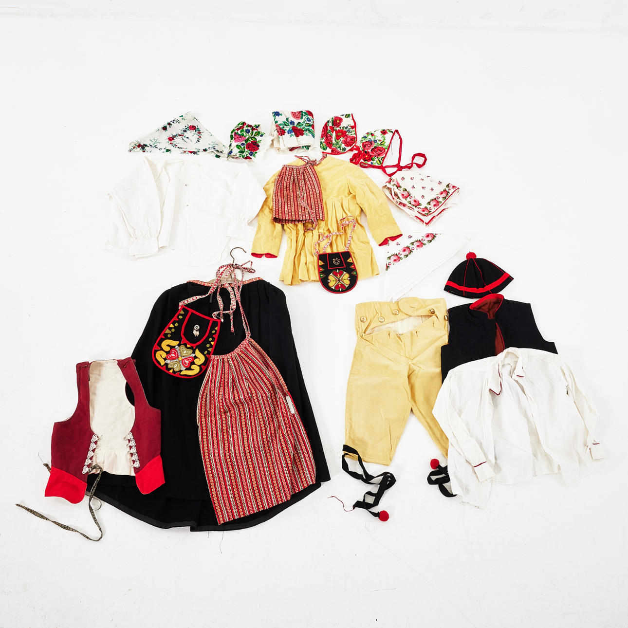 FOLKDRÄKTER, 3 st, Dalarna, Leksand.