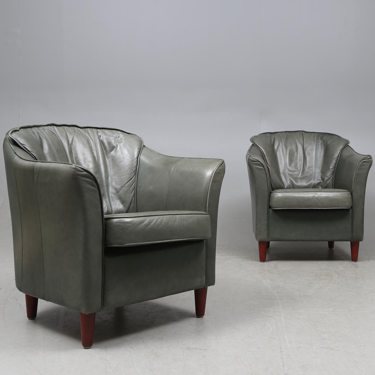 CLUBFÅTÖLJER, ett par, skinn, 1900-talets slut.