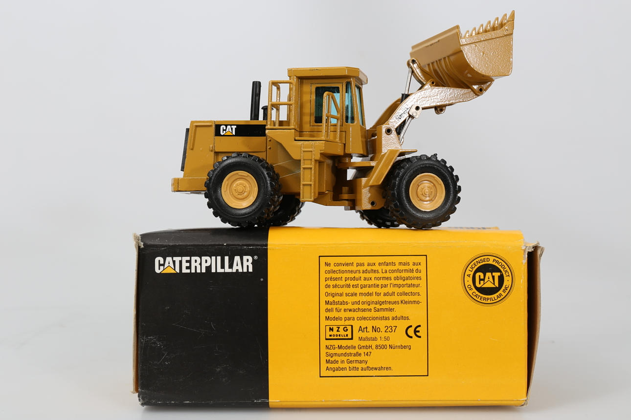 LEKSAKSBIL, plåt, Cat 966F, NZG, Tyskland.