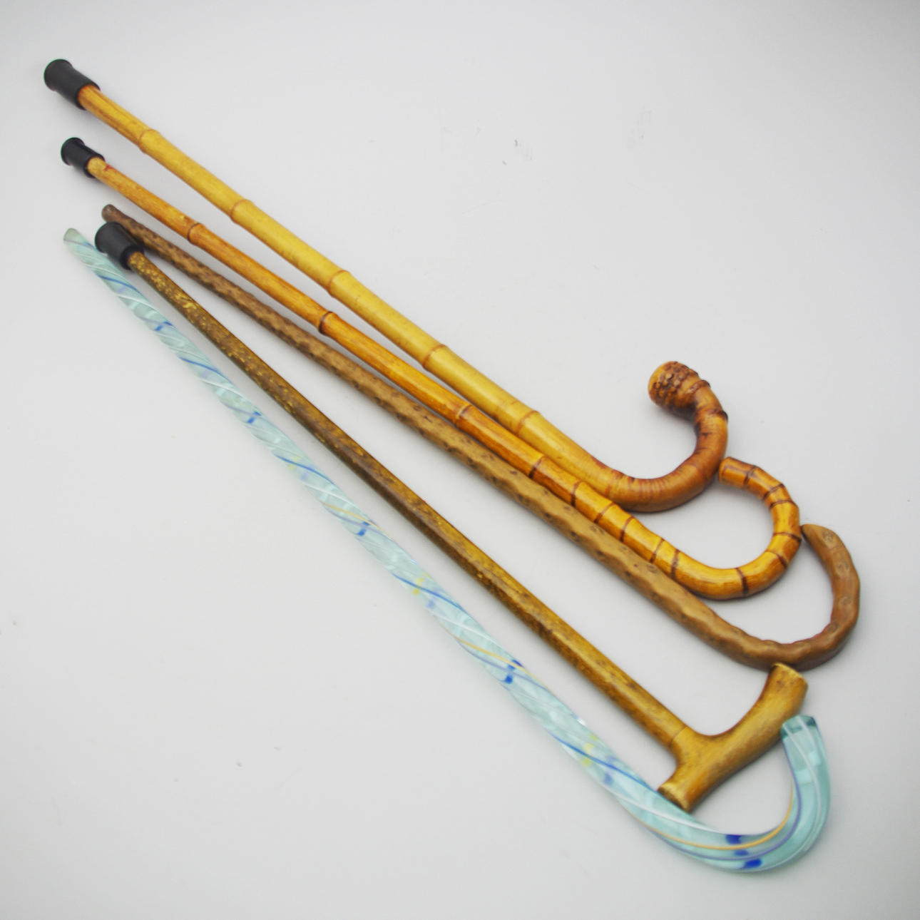 KÄPPAR 5 stycken, 4 av trä samt en av glas.