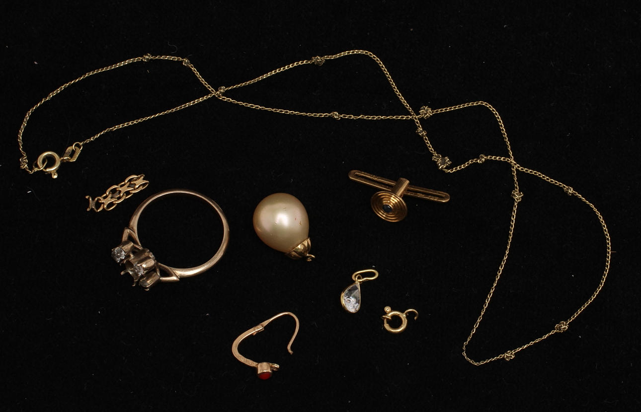 PARTI GULD 8, 14 samt 18k guld. Total vikt 9 gram.