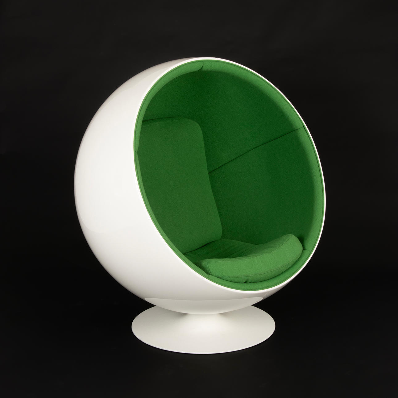 EERO AARNIO. f. 1932. Lænestol „Åskbollen“, Aelta, 2000'erne.