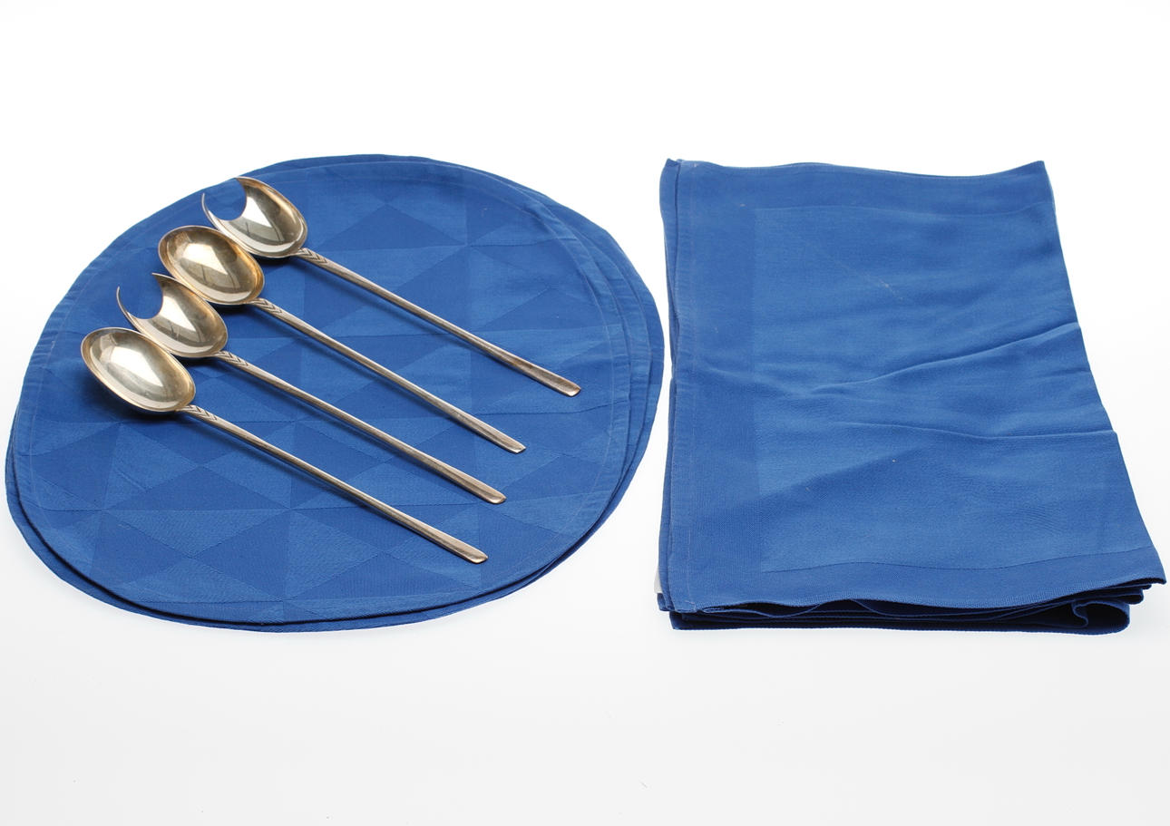 PARTI DIVERSE, 4 bordstabletter och 4 servietter, Georg Jensen samt salladsbestick, 2 par, 1900-tal.