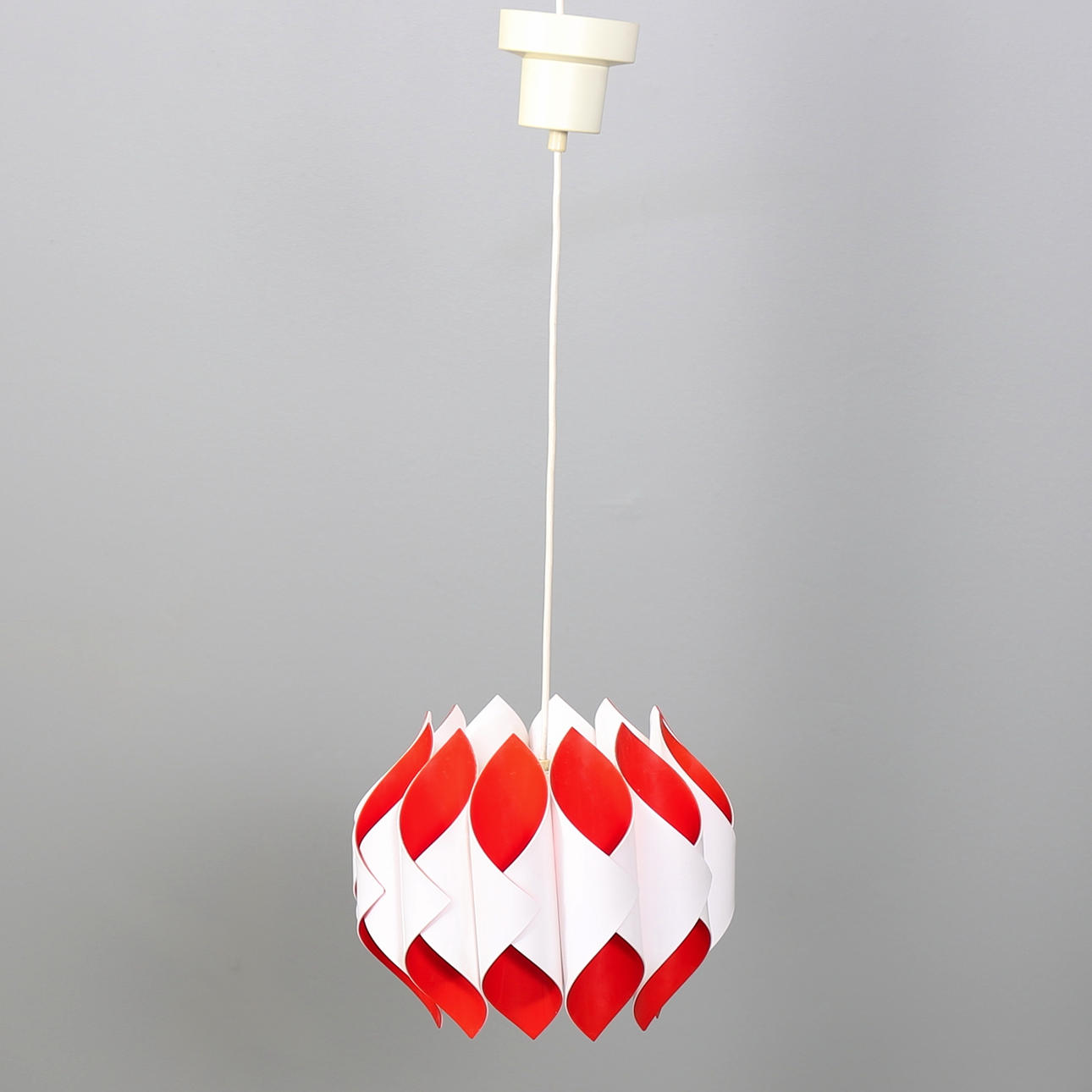 HANNELORE DREUTLER. Taklampa "Pyrola" i röd och vit opalakryl, Ateljé Lyktan i Åhus 1970-tal.