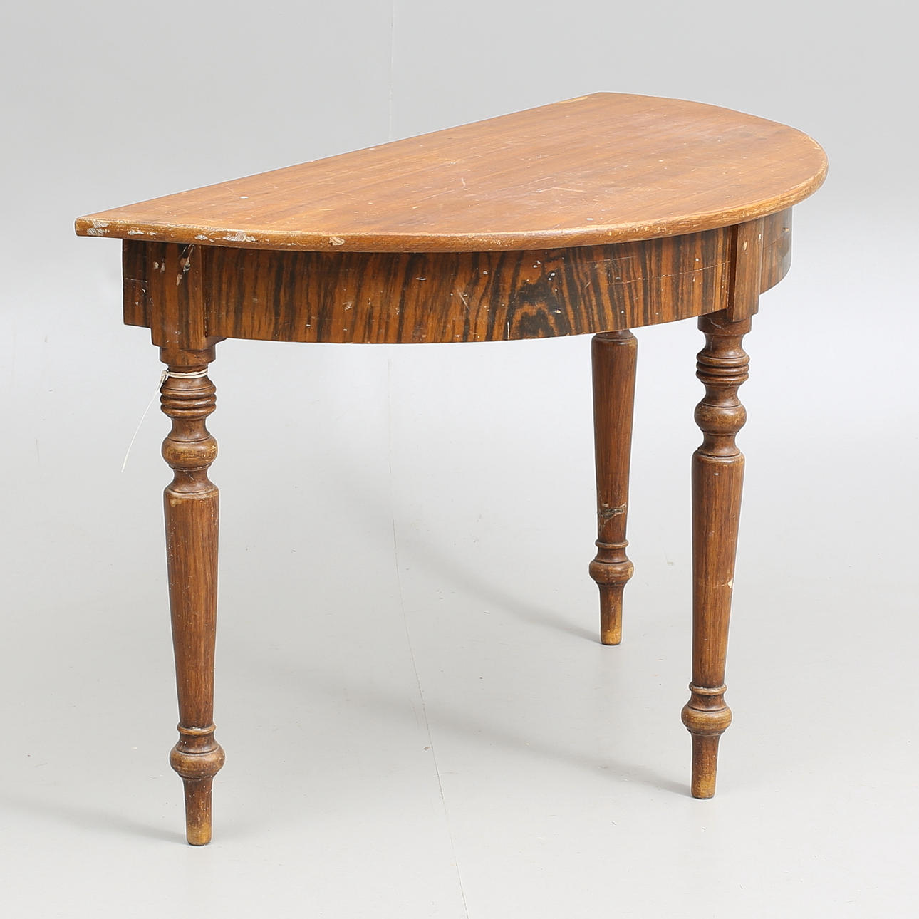 HALVMÅNEBORD, 1800-tal.