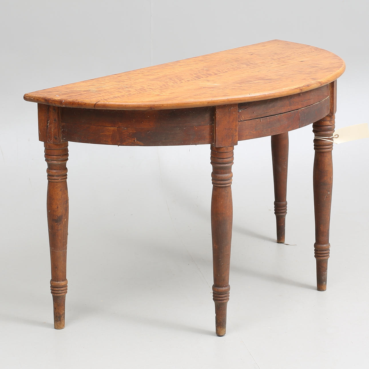 HALVMÅNEBORD, 1800-tal.