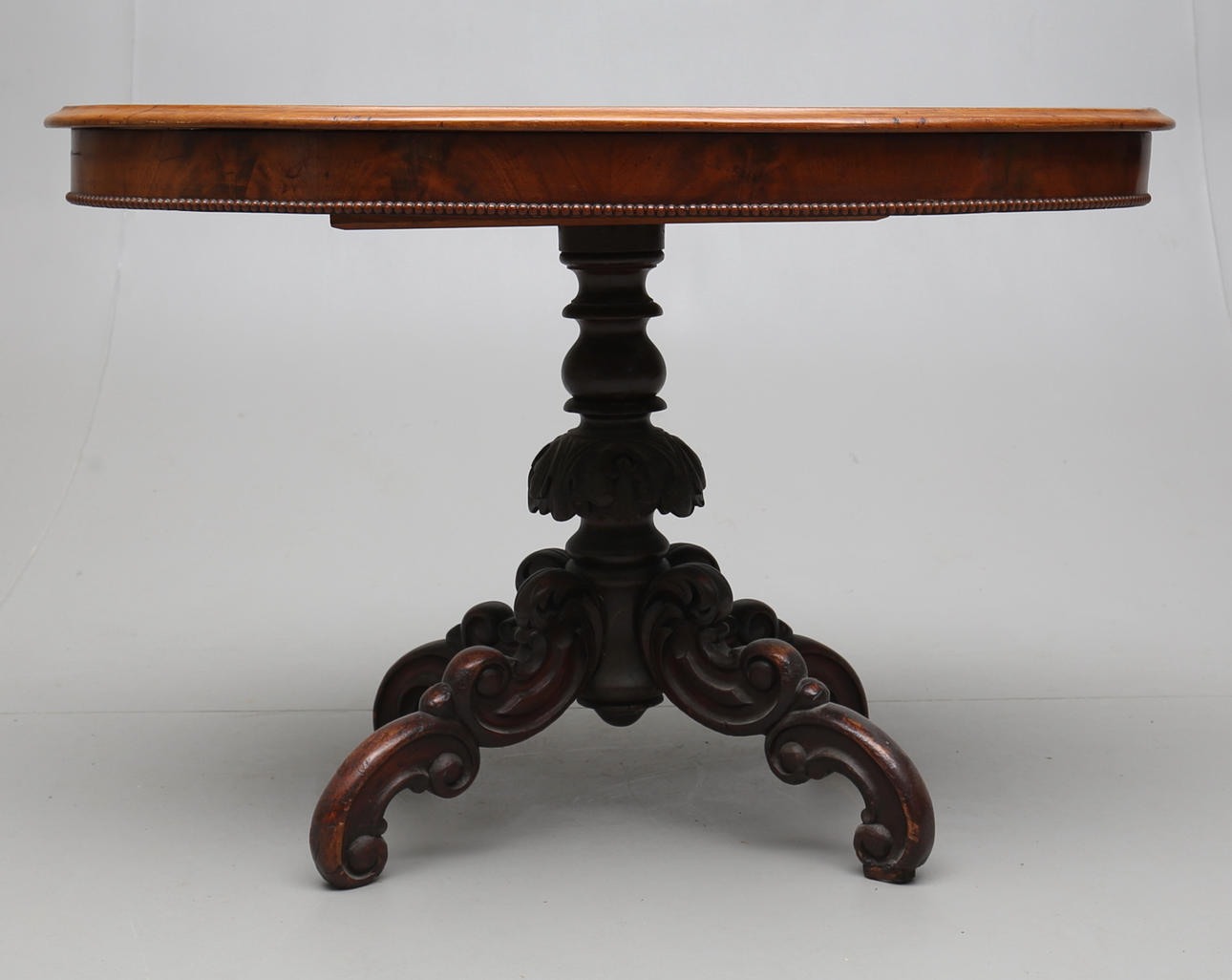 DIVANBORD/SALONGSBORD, nyrokoko, 1800-talets senare del.