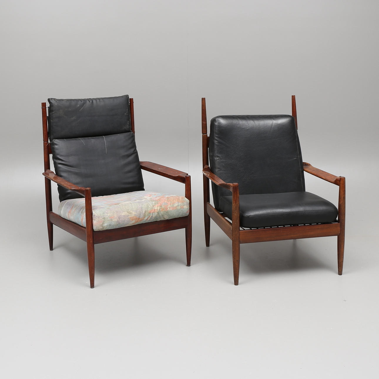 FÅTÖLJER, 2 st snarlika, troligen Danmark, 1960/70-tal.