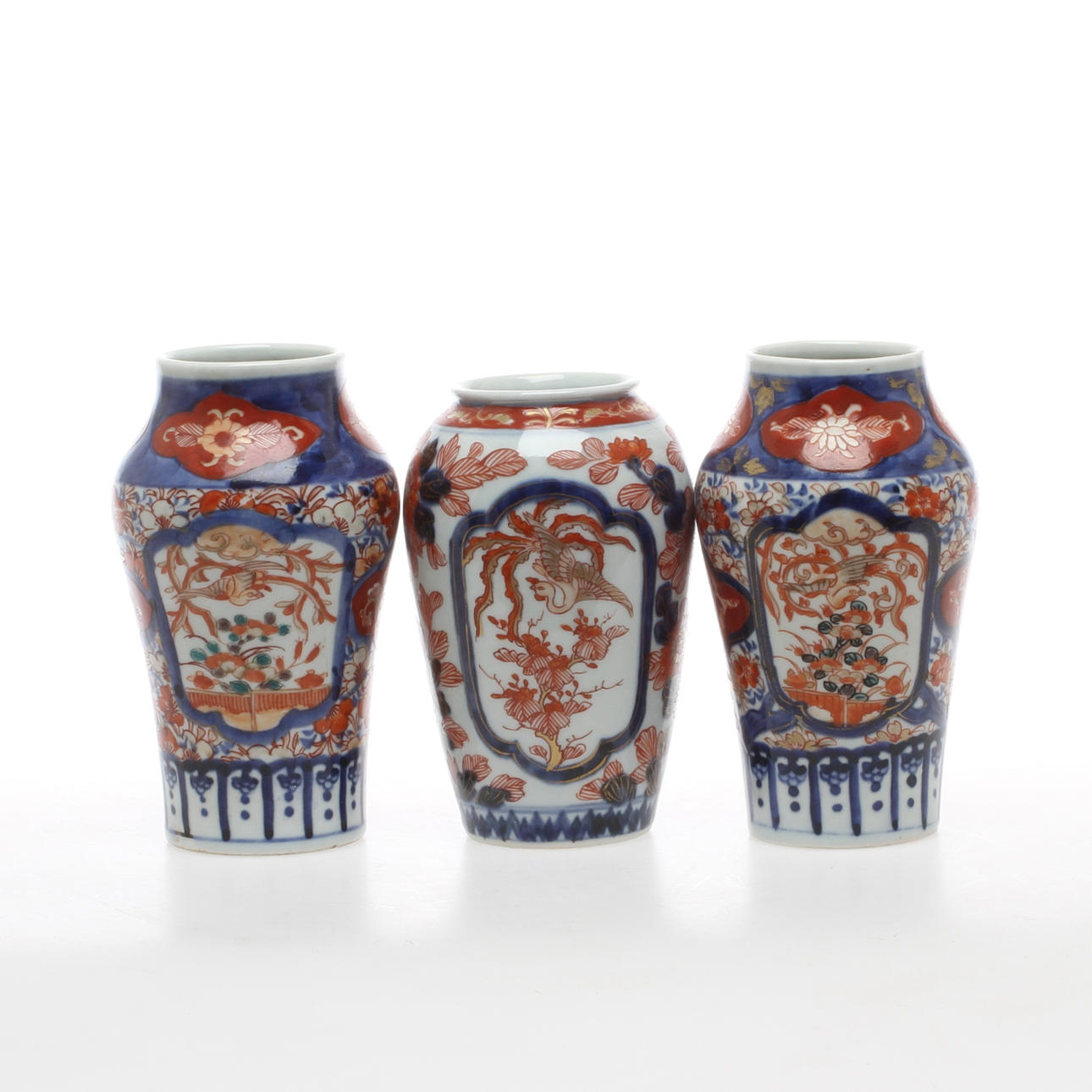 VASER, 3 st, porslin, Imari, Japan.