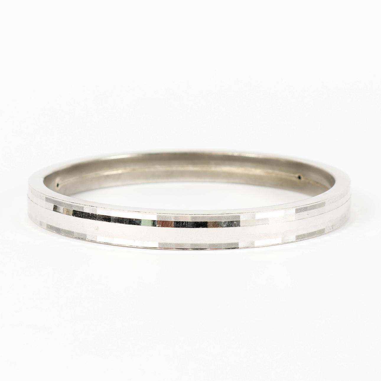 ARMRING silver, stelt, facetterad dekor.