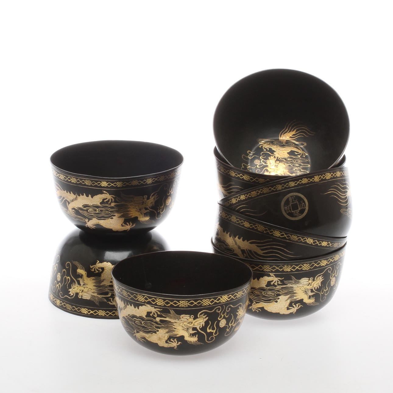 LACKSKÅLAR, 8 st, med dekor av drakar, orientasliska.