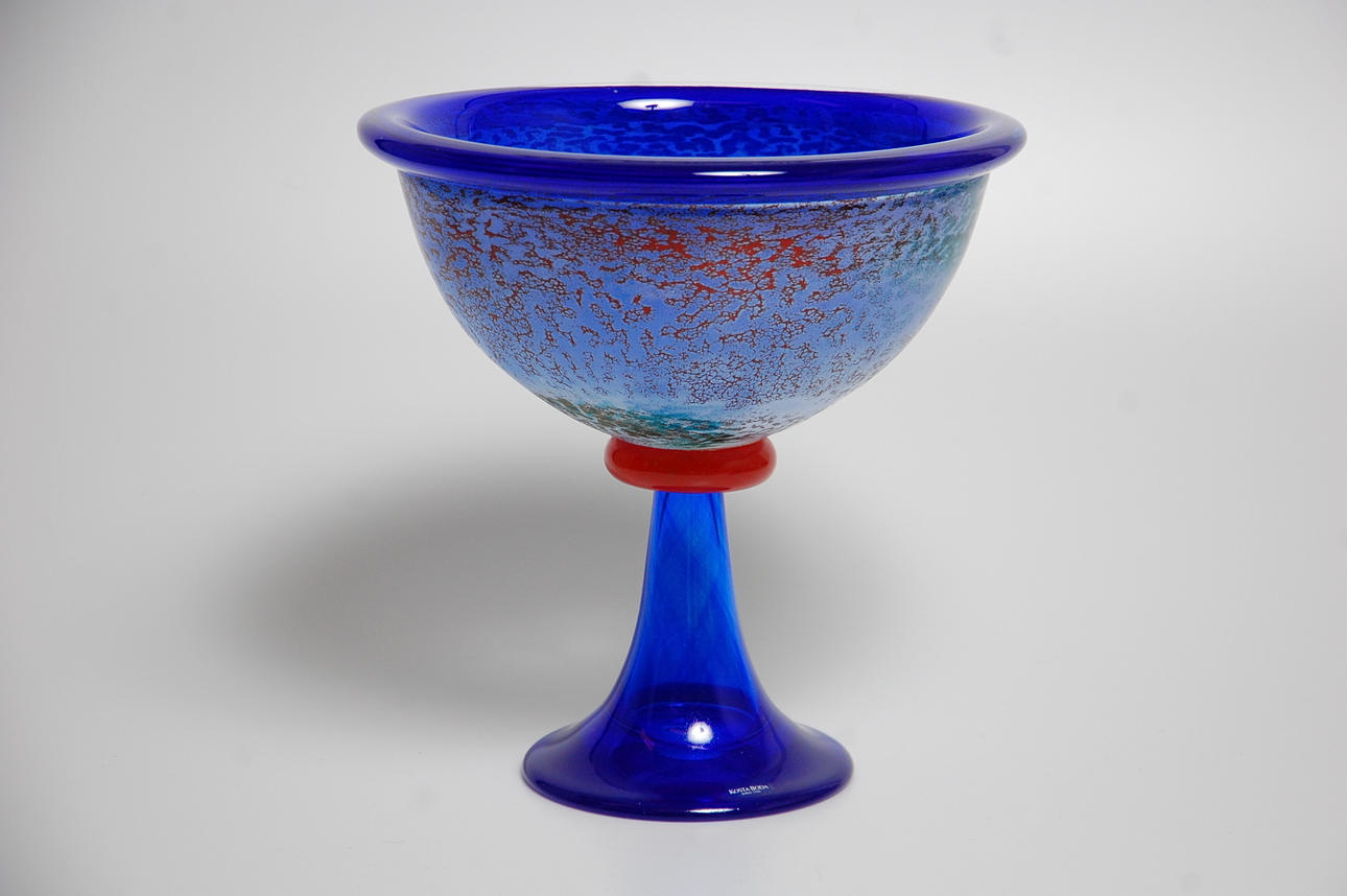 KJELL ENGMAN, KONSTGLAS. Skål på fot ur serien " Can Can " , Artist Collection signerad 59723, Kosta Boda.