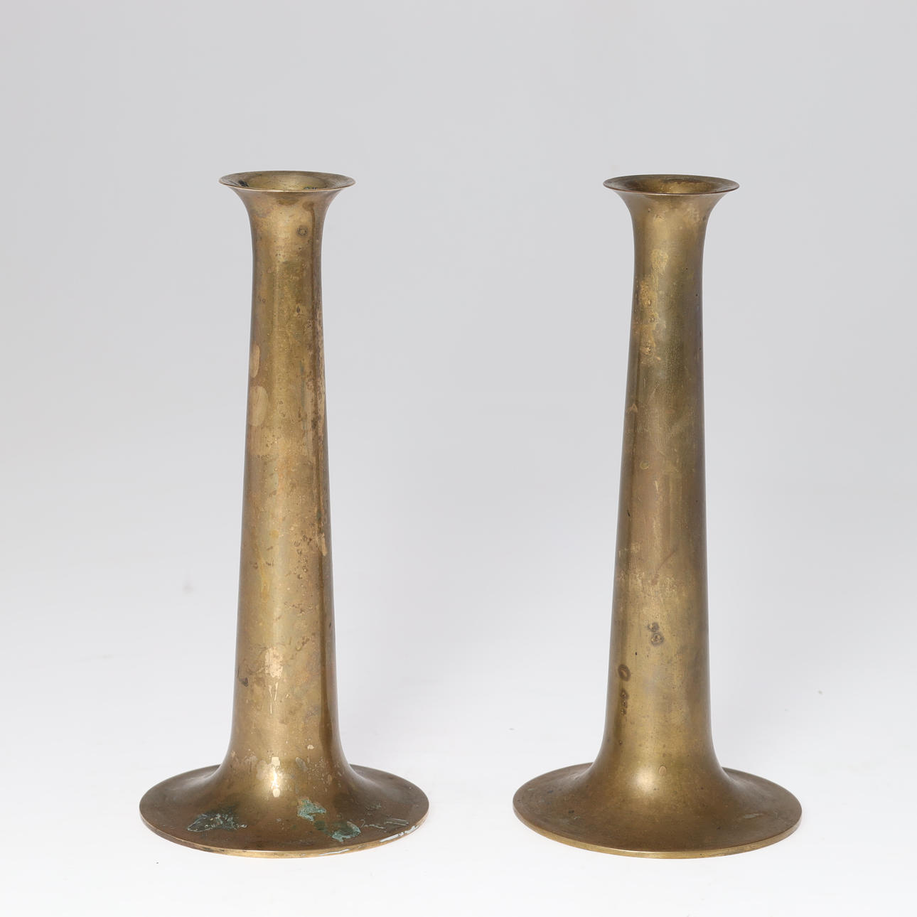 HANS BØLLING. Et par lysestager af messing, Danmark, Torben Ørskov (2).