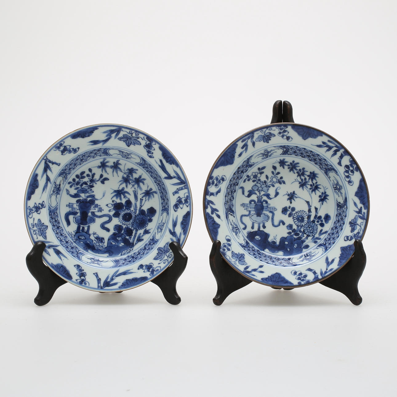 BÄRTALLRIKAR, ett par, porslin, Kina, proveniens ostindiefararen Göteborg, 1740-tal.