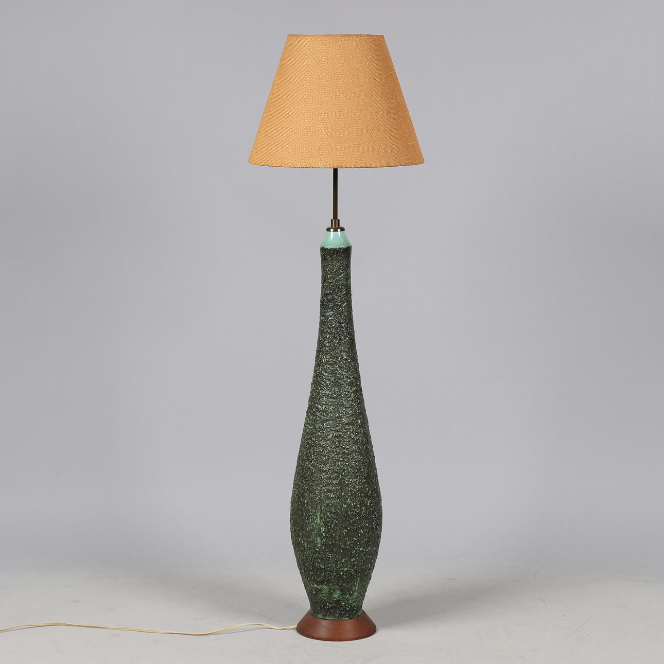 Lámpara de pie ajustable con vástago de gres chamota esmaltado, base de teca, soporte de latón, segunda mitad del siglo XX.