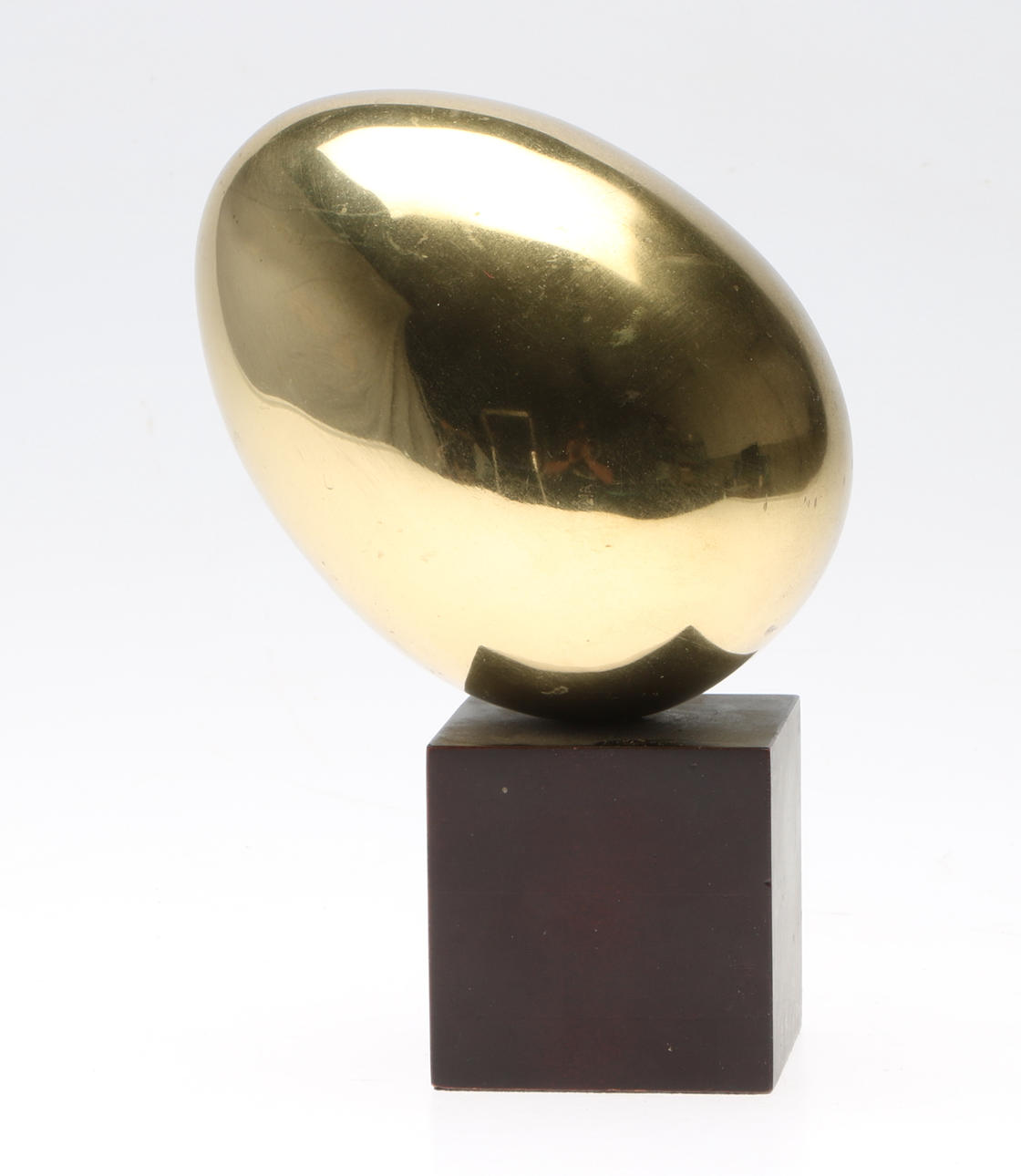 SKULPTUR, ägg, polerad mässing, 1900-tal.