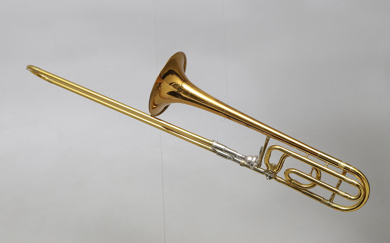 TROMBON, tenor med STÄLL, samt NOTSTÄLL, dubbla väskor, Conn 52 H.
