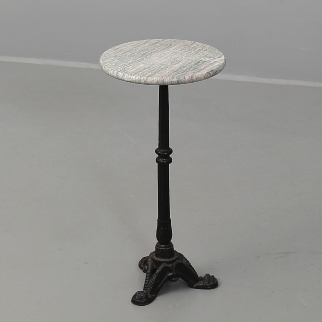 PIEDESTAL i järn och sten, 1900-tal.