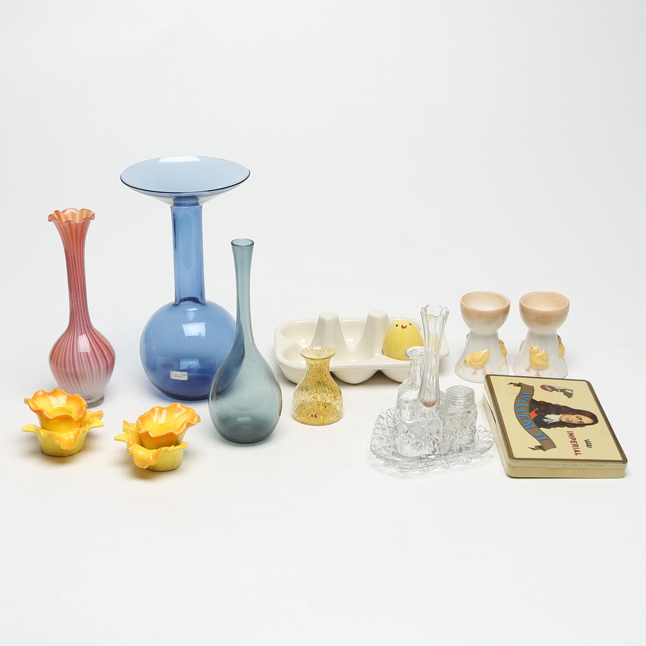 GLASS OBJECTS, CERAMICS and more, a total of 12 pieces, including Gullaskruf.