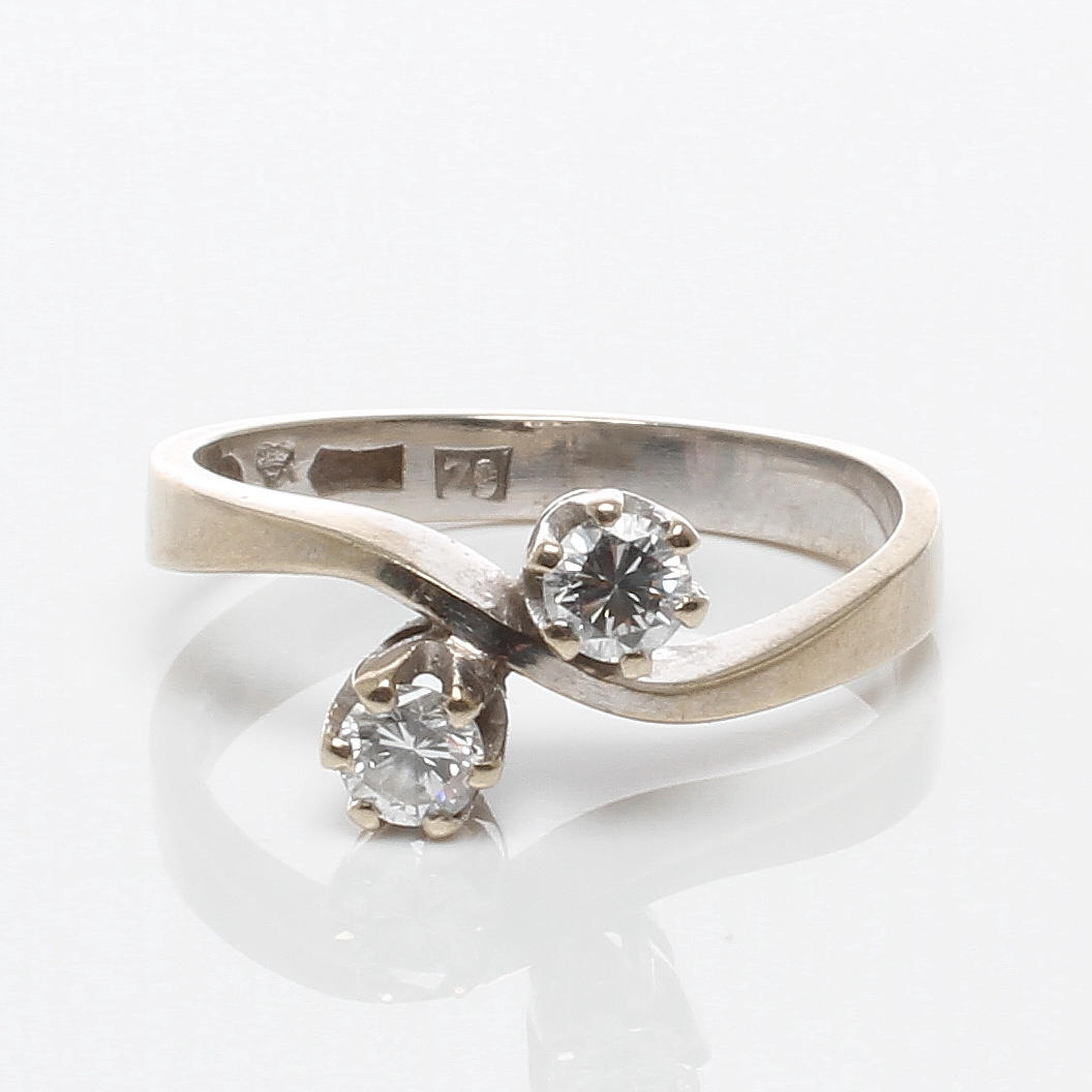 RING, 18k guld med briljanter om totalt ca 0,36ct, Nordisk Kokusai Ab, Sundbyberg, 1974.