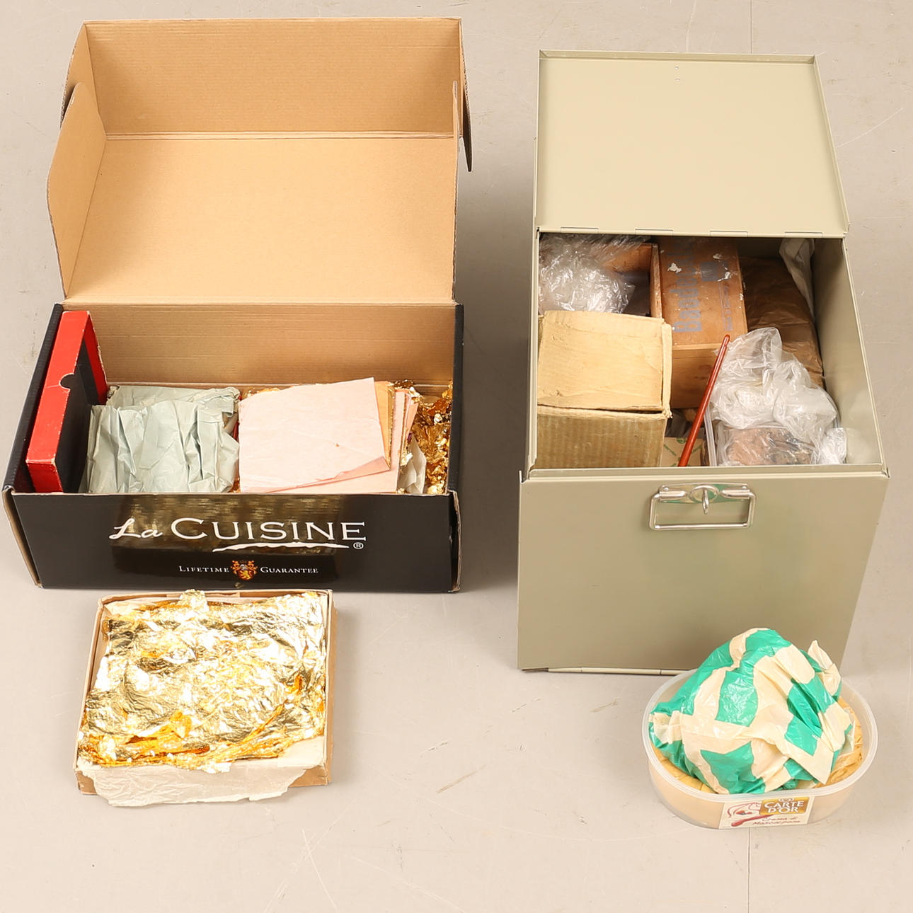 GOLD LEAF and gilding tools. Miscellaneous - Miscellaneous - Auctionet