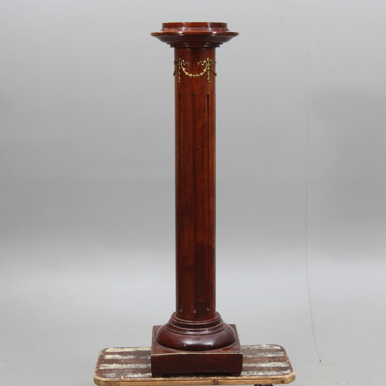 PIEDESTAL, gustaviansk stil, tidgt 1900-tal.