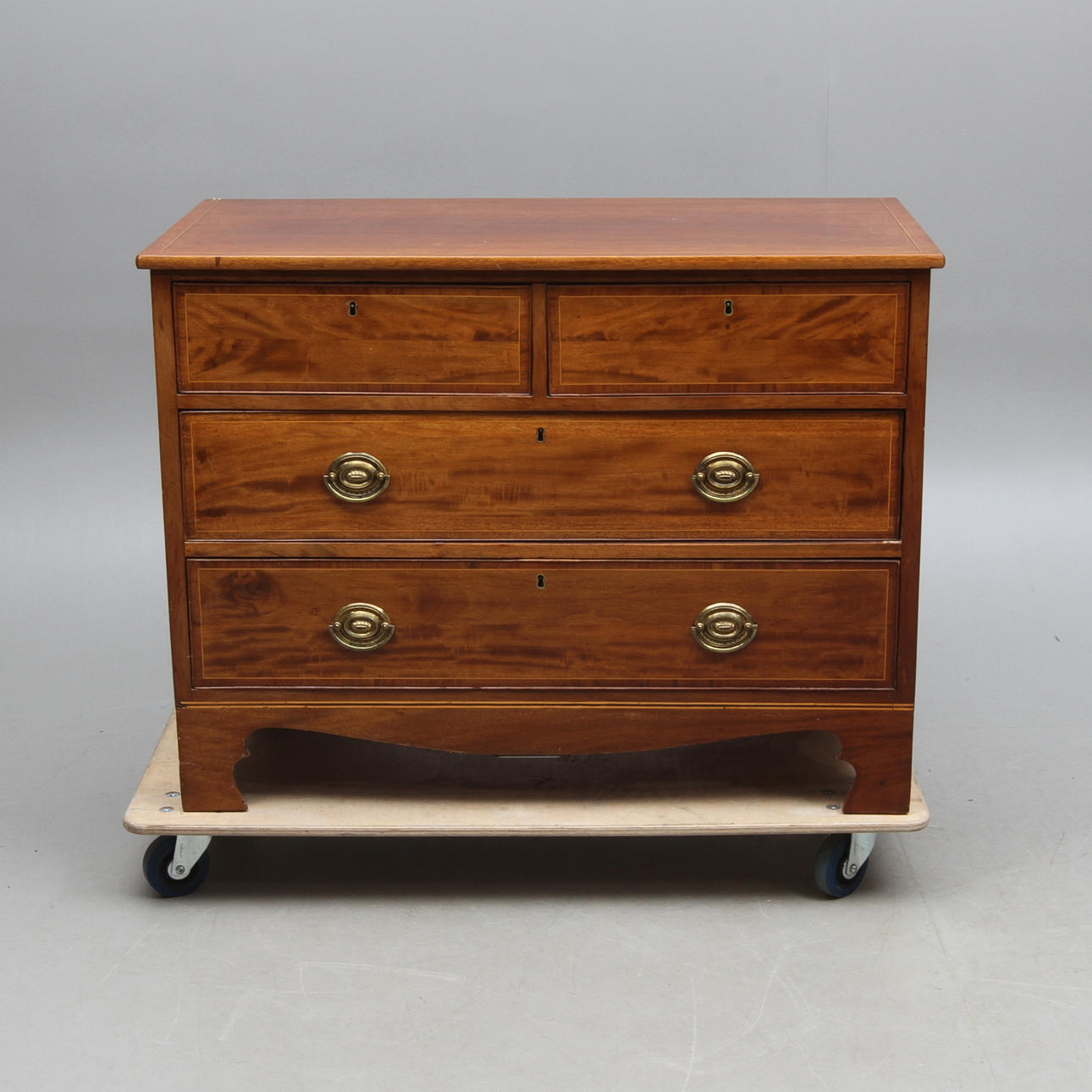 BYRÅ, mahognyfaner, England, 1800-tal.