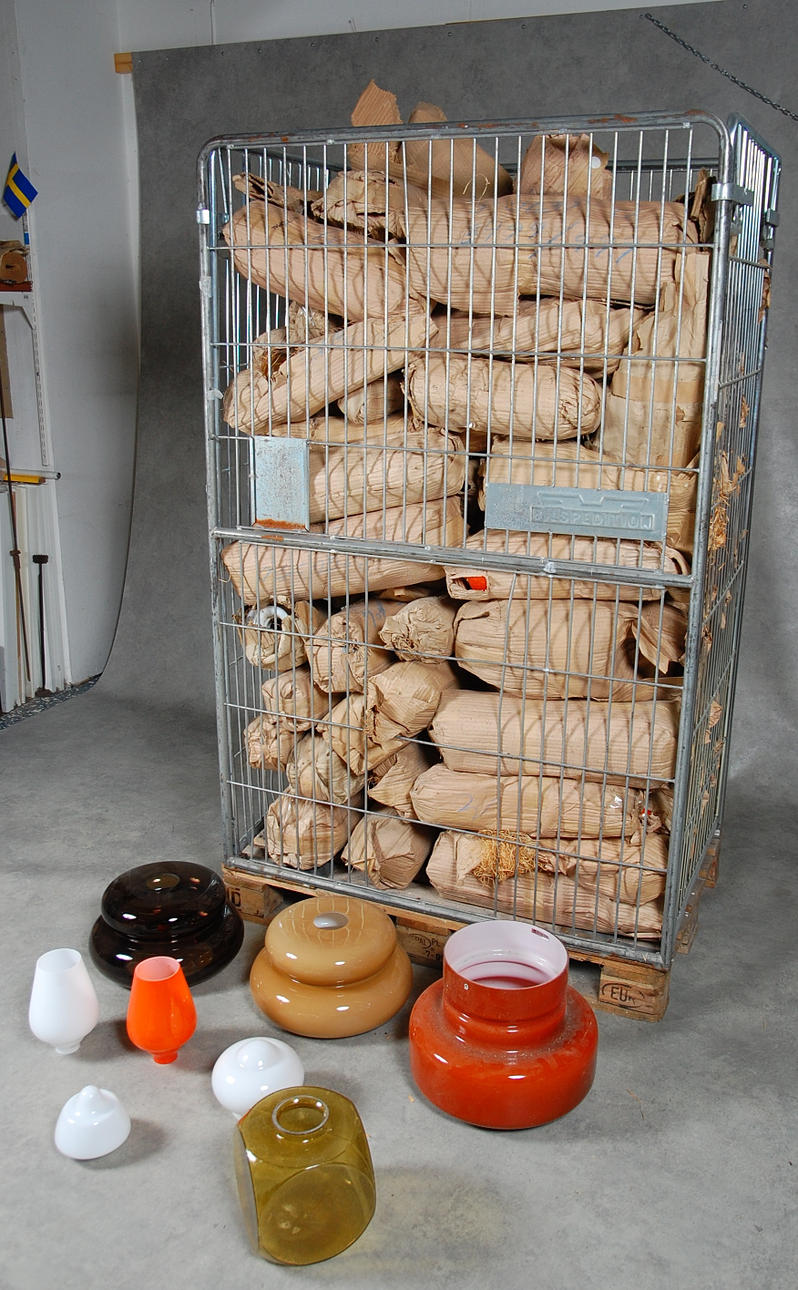 LAMPKUPOR, glas, ca 120 st 1960-70-tal, nya från Orrefors, Flygfors, några design Jan Johansson, Carl Fagerlund mm allt från nedlagt glasbruk.